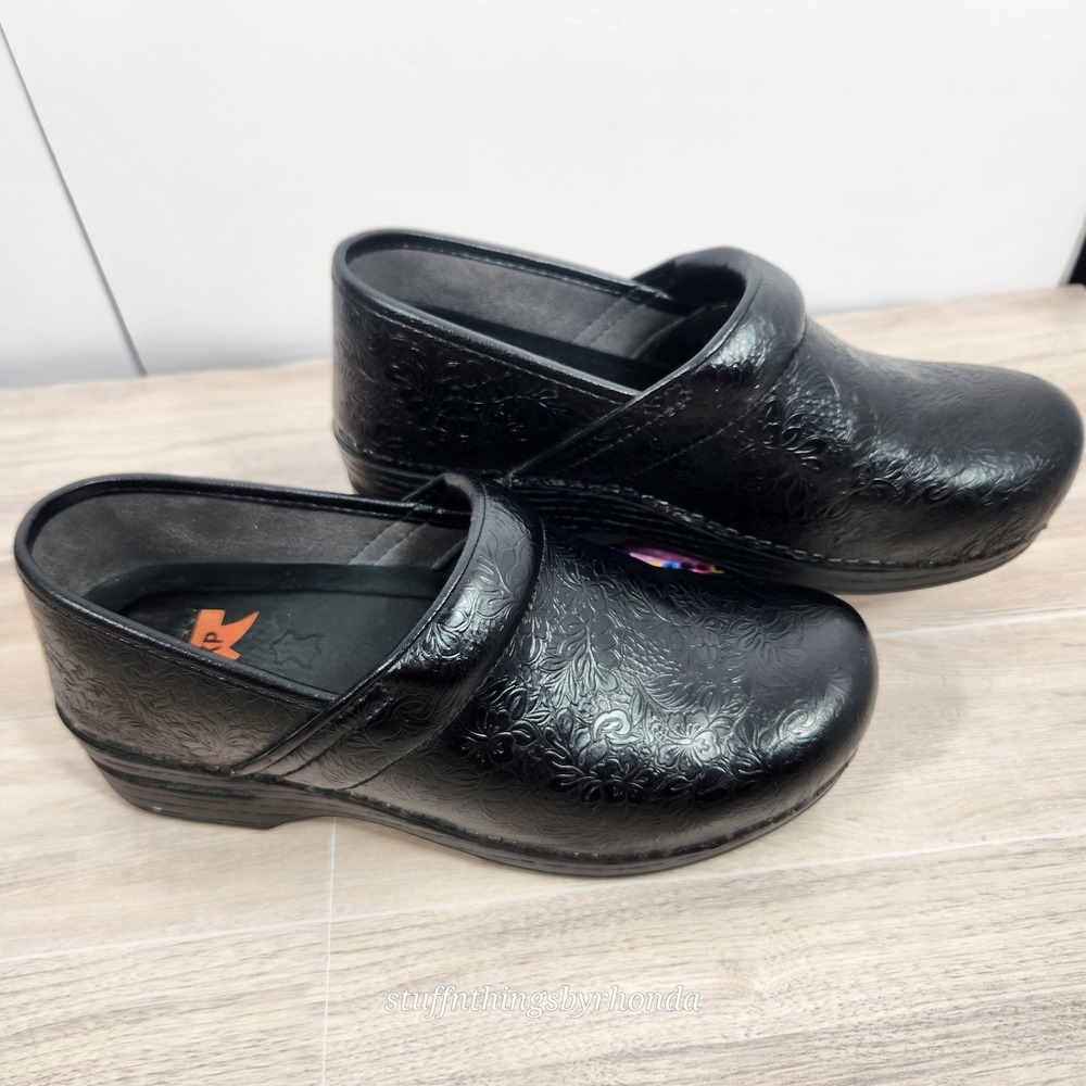 Dansko Black Tooled Leather Floral Professional Stapled Clogs EU 38 US 7.5-8 - Picture 4 of 13